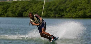  与 Corsica Jet Loisirs Wakeboard 一起享受花式滑水 